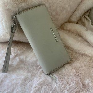 Michael Kors Jet Set Travel Wallet